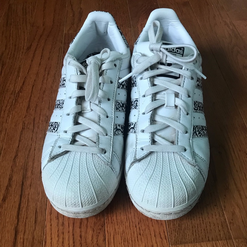 Adidas black print superstar
